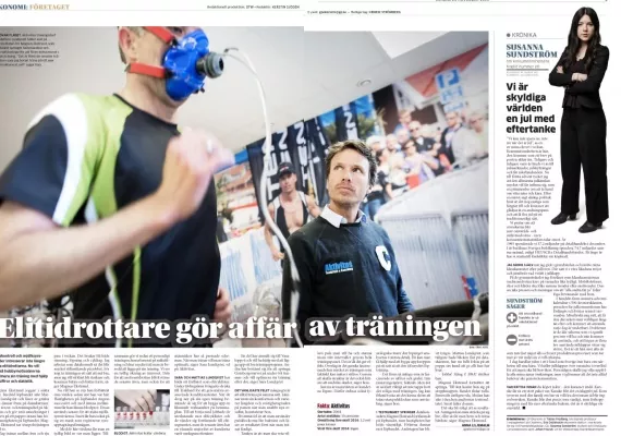 Person i ett sportlabb som bär en andningsmask på ett löpband, observerad av en tekniker. Svensk text och ytterligare en person i en separat kolumn till höger.