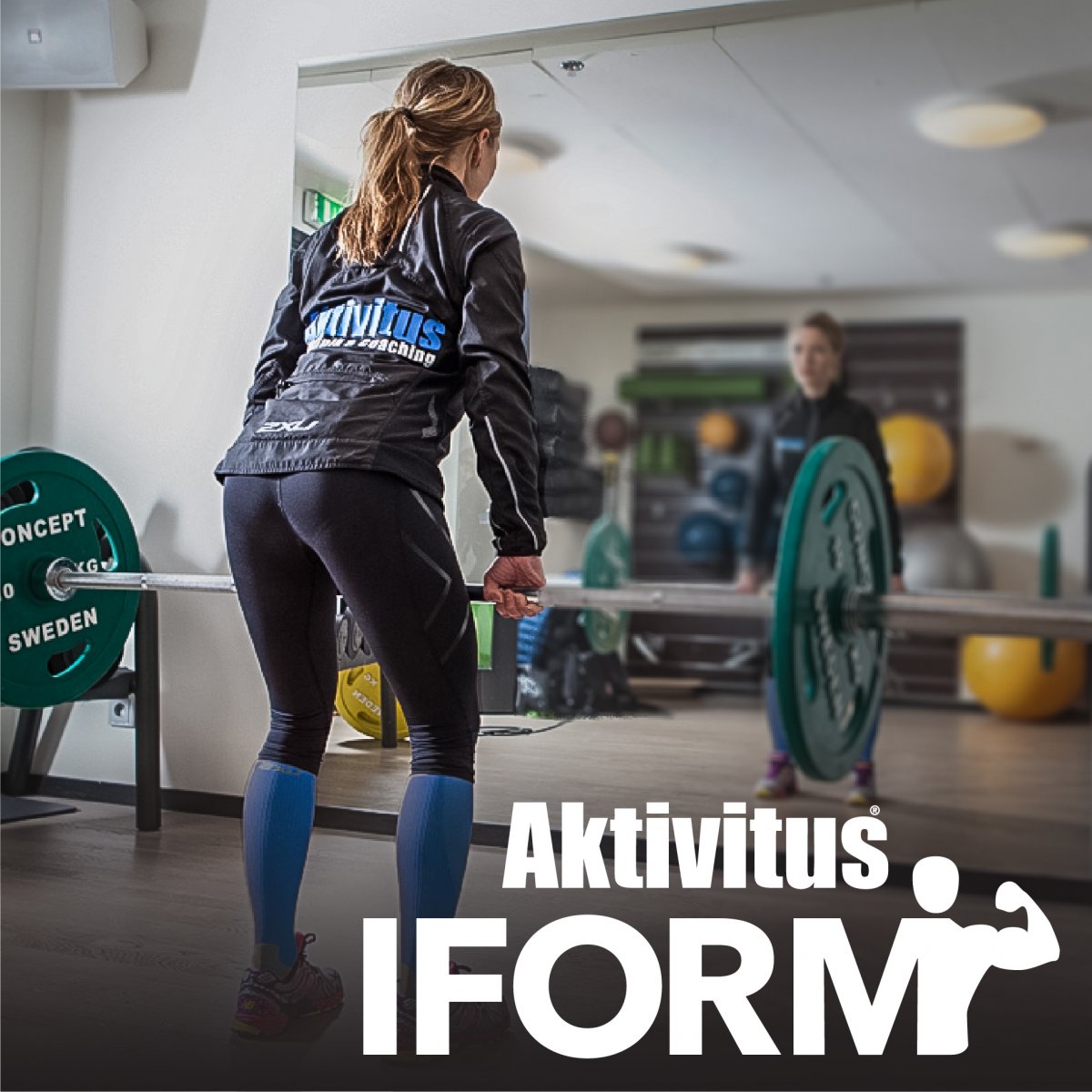 En kvinna i sportkläder lyfter en skivstång i ett gym, med en spegel som reflekterar hennes bild. Orden "Aktivitus" och "IFORM" är överlagrade på bilden.