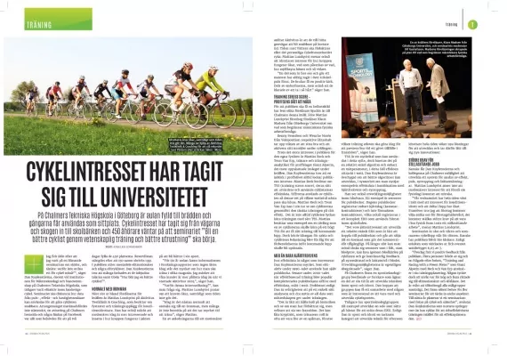 Tidningsuppslag med cyklister på vänster sida och en svensk artikel som diskuterar universitetsintresset för cykling. Höger sida innehåller text och två män som talar vid ett podium.