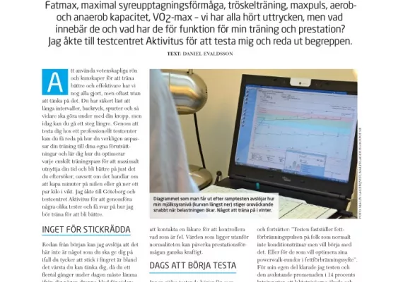 En datorskärm som visar ett linjediagram och text, med ett hoprullat papper framför. Svensk text är tryckt på omgivande sida.